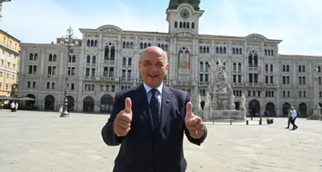 Prezzi troppo alti al bar, bufera sul sindaco di Trieste: “Se non hai i soldi, guardi”