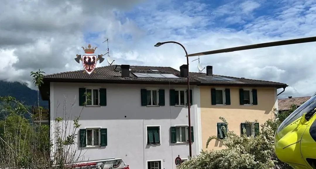 Paura a Olle per un uomo caduto durante i lavori sul tetto
