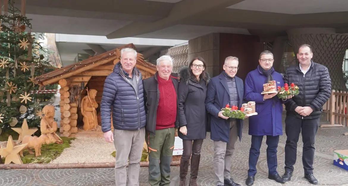 Trento, il presepe del Gruppo Volontari di Spera torna sotto il palazzo della Regione