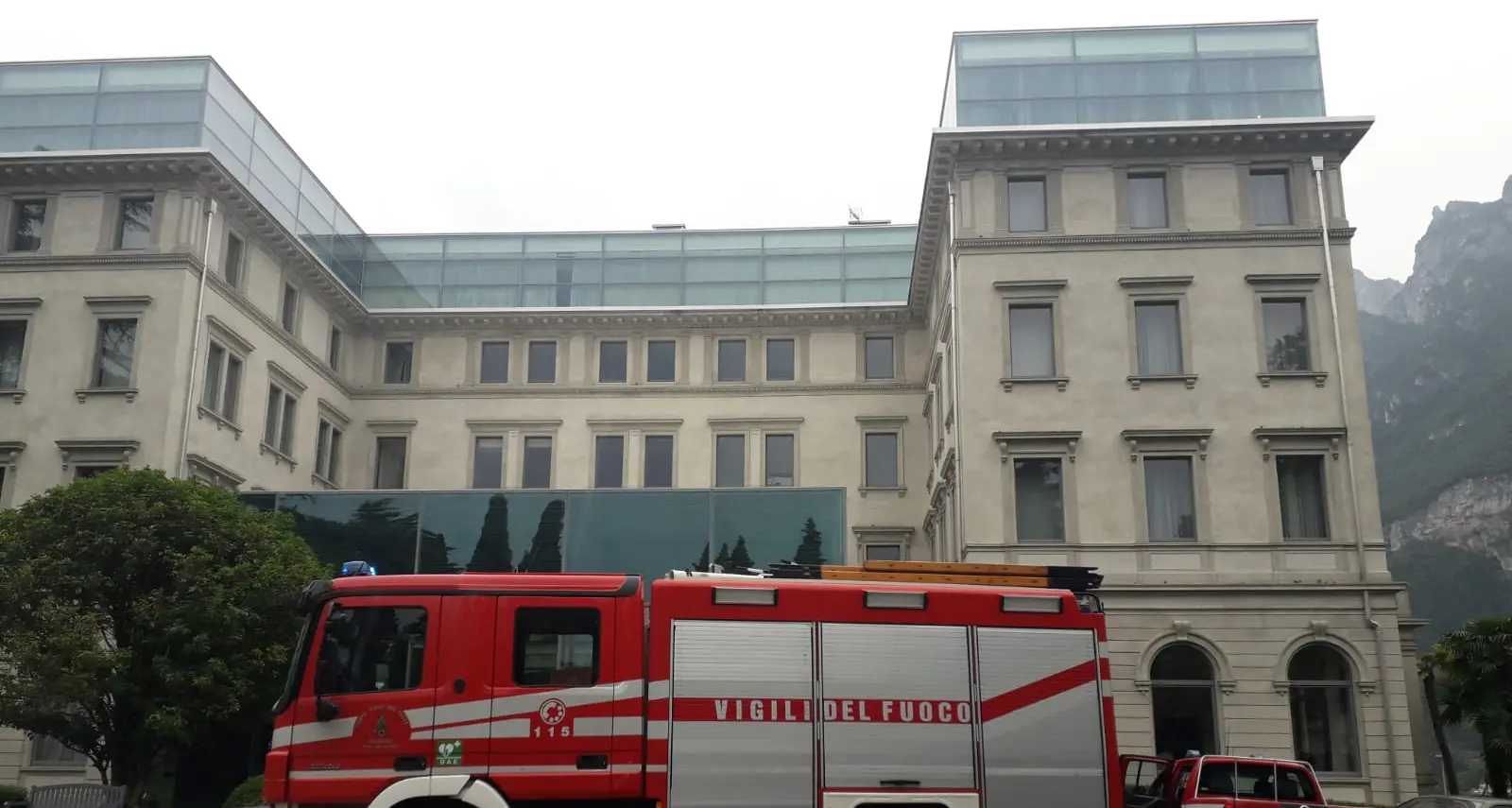 Incendio al Lido Palace di Riva: le fiamme divampate dal vano ascensore del quarto piano