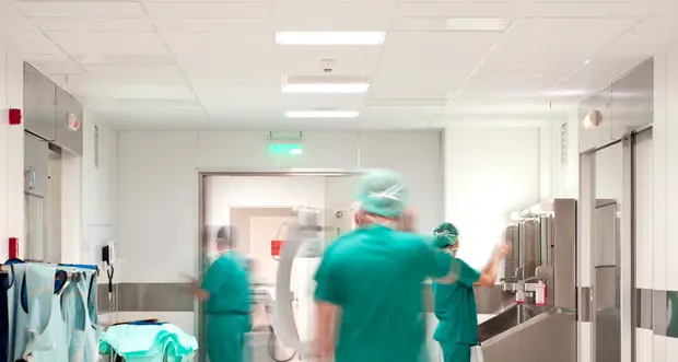 Medico indagato per violenza sessuale, sospeso dal giudice per un anno