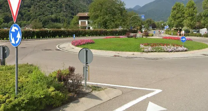 Superato alla rotatoria, suona il clacson: aggredito e riempito di botte, ora la condanna del bruto (ma è irreperibile)