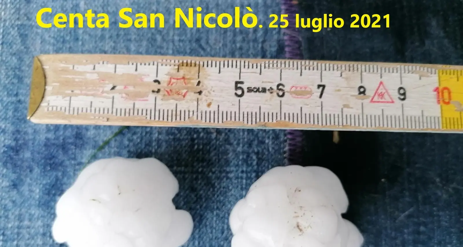 Parabrezza sfondati e tapparelle bucate: ieri è caduta la «grandine a mora», pesante e con velocità intorno ai 100 all’ora