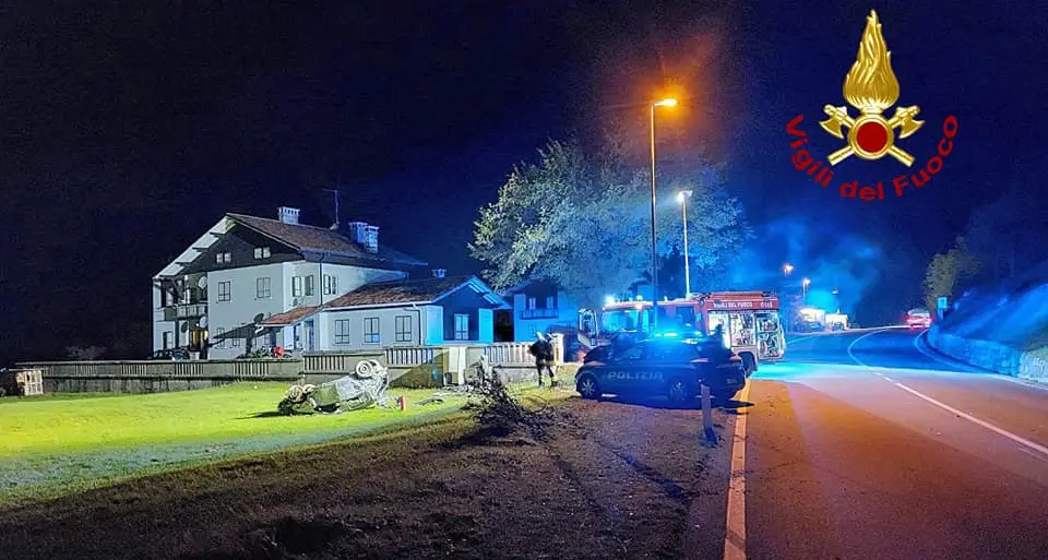 Cerca di evitare un cervo, esce di strada e muore: la tragedia nel Bellunese