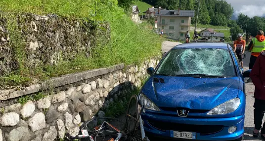 Ciclisti investiti in gara dalla nonna in auto: «Uno schianto tremendo, potevamo morire»