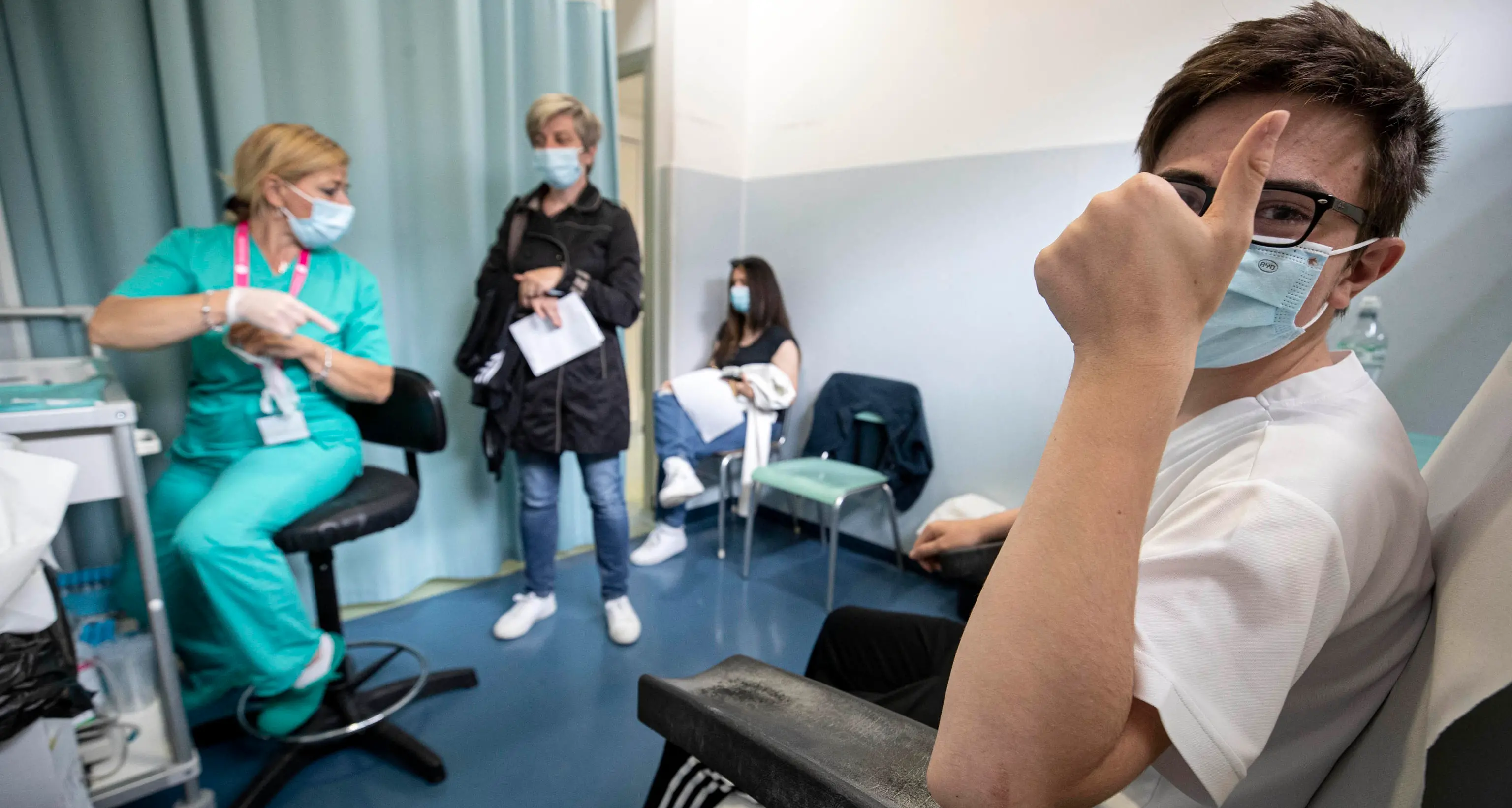 Vaccini anche per lavoratori non trentini e turisti, l’Azienda invia lettere di «sollecito» per i cinquantenni