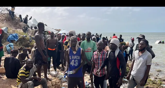 Tunisia: agenti distruggono barchini, migranti li attaccano