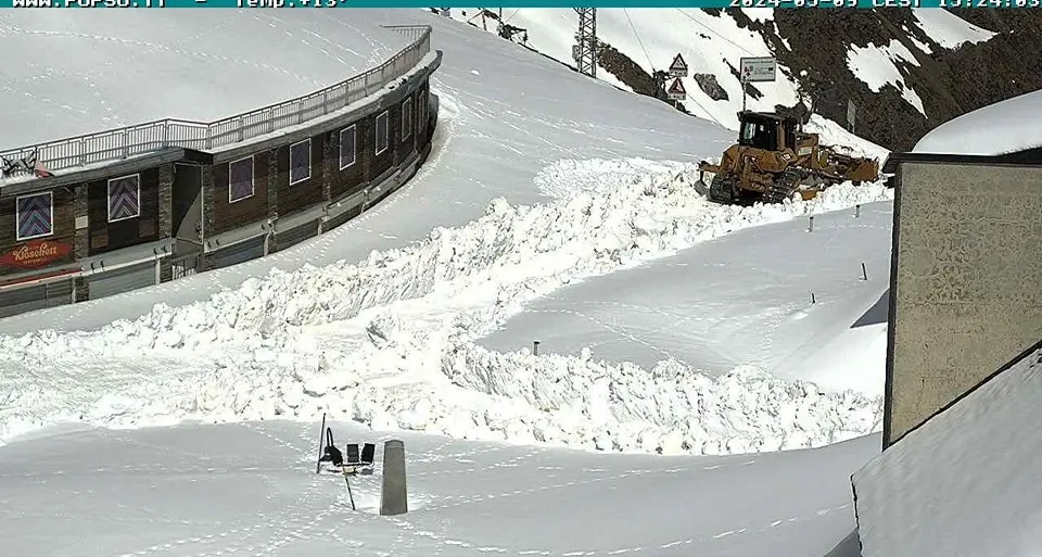 Troppa neve allo Stelvio, a rischio il passaggio del Giro d'Italia per le possibili valanghe