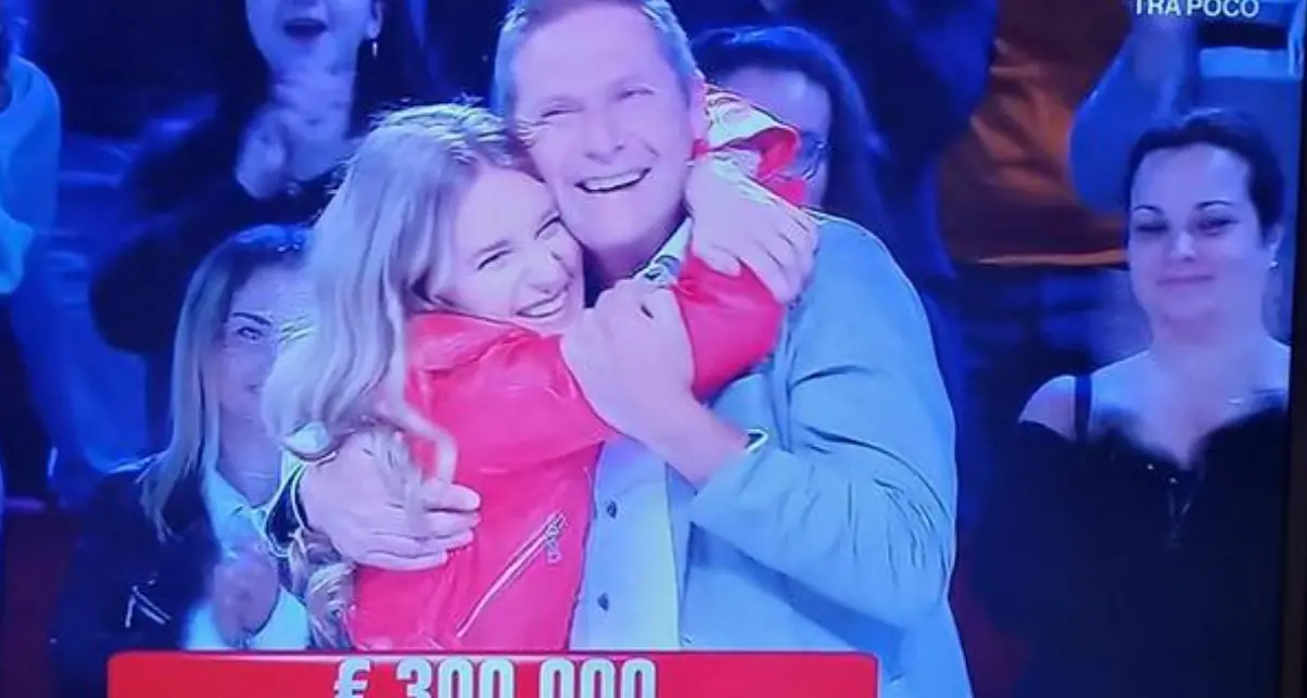 Che colpo ad Affari Tuoi: coppia di Verla vince 300 mila euro, il record del gioco dei “pacchi”