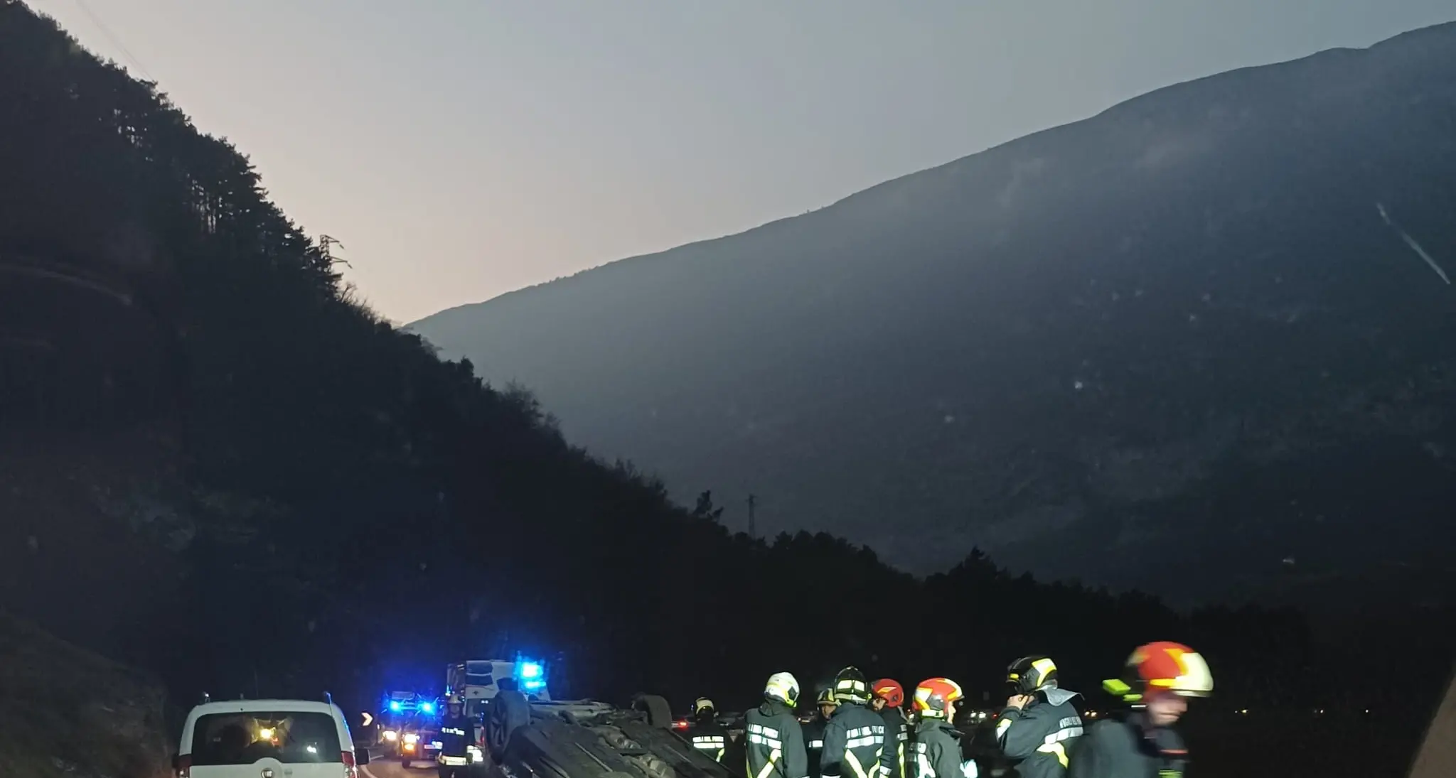 Vezzano: auto si ribalta a testa in giù, 35enne portato al Santa Chiara