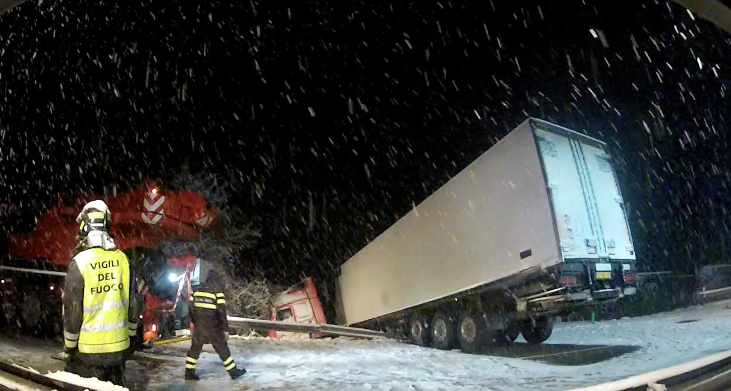 Nevicata in arrivo, la Provincia blocca i Tir: domani divieto di transito, ecco dove e quando