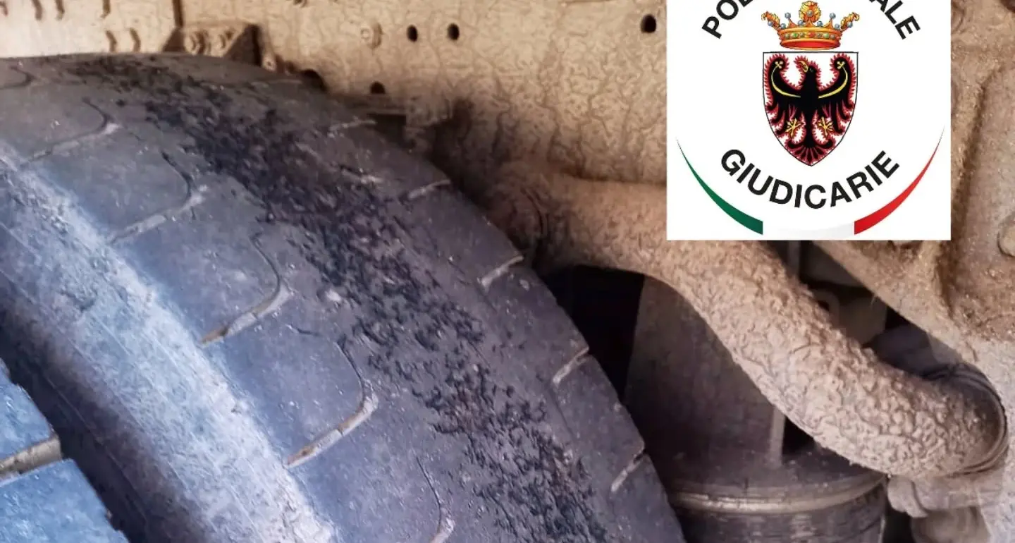 Gli controllano le gomme: completamente lisce, la Polizia Locale blocca il camion