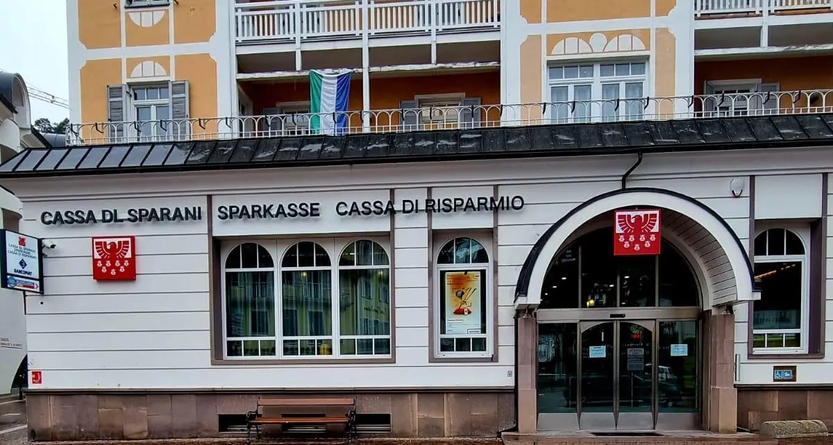 Ortisei, due banditi mascherati e armati rapinano la Cassa di risparmio: caccia all’uomo