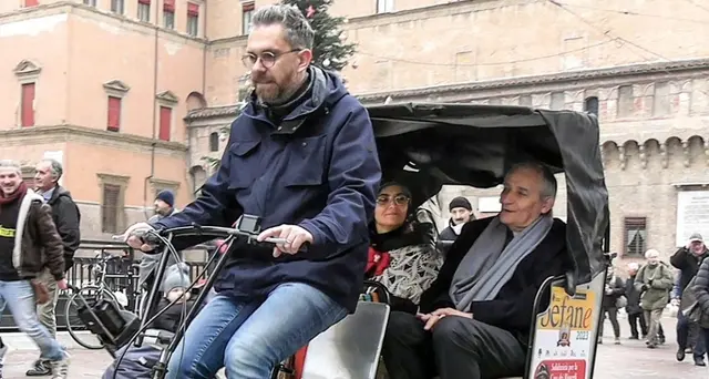 Epifania: sindaco Bologna porta in trishow Befana e card. Zuppi