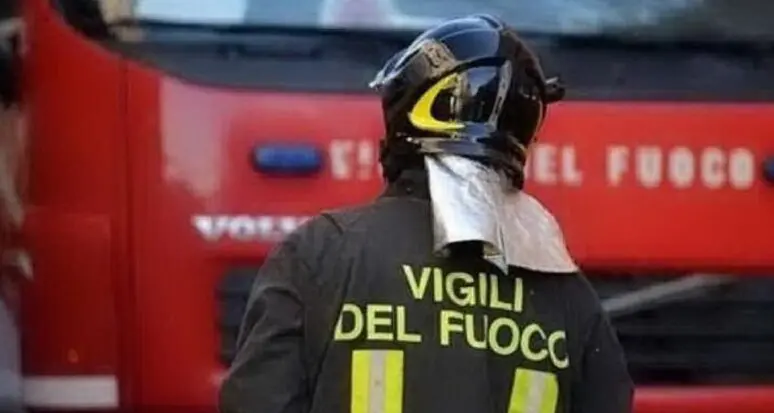 Vigile del fuoco di Riva fuori servizio salva la vita a una donna bloccando l’emoraggia con una sciarpa