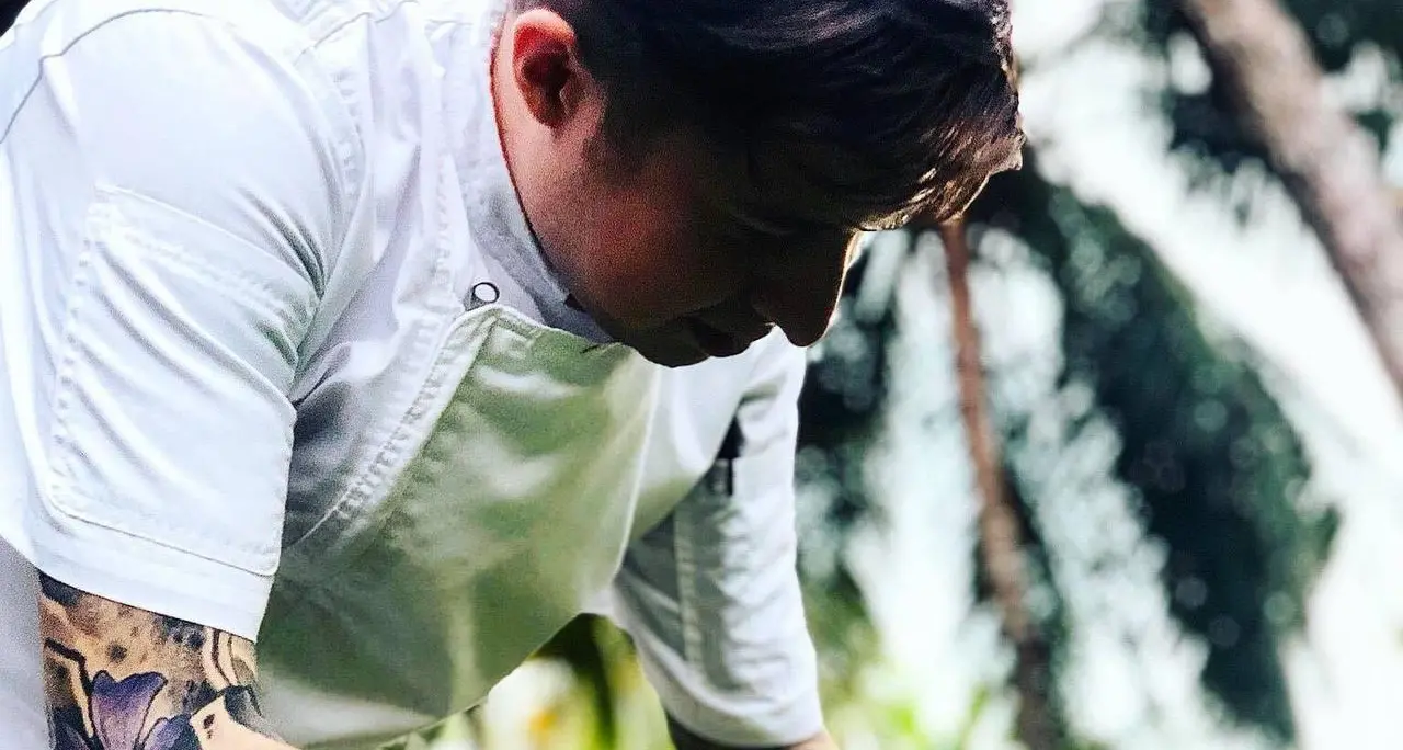 Ha studiato a Riva, fa lo chef alle Maldive dopo aver lavorato con Canavacciulo: la storia di Emanuele Calabri