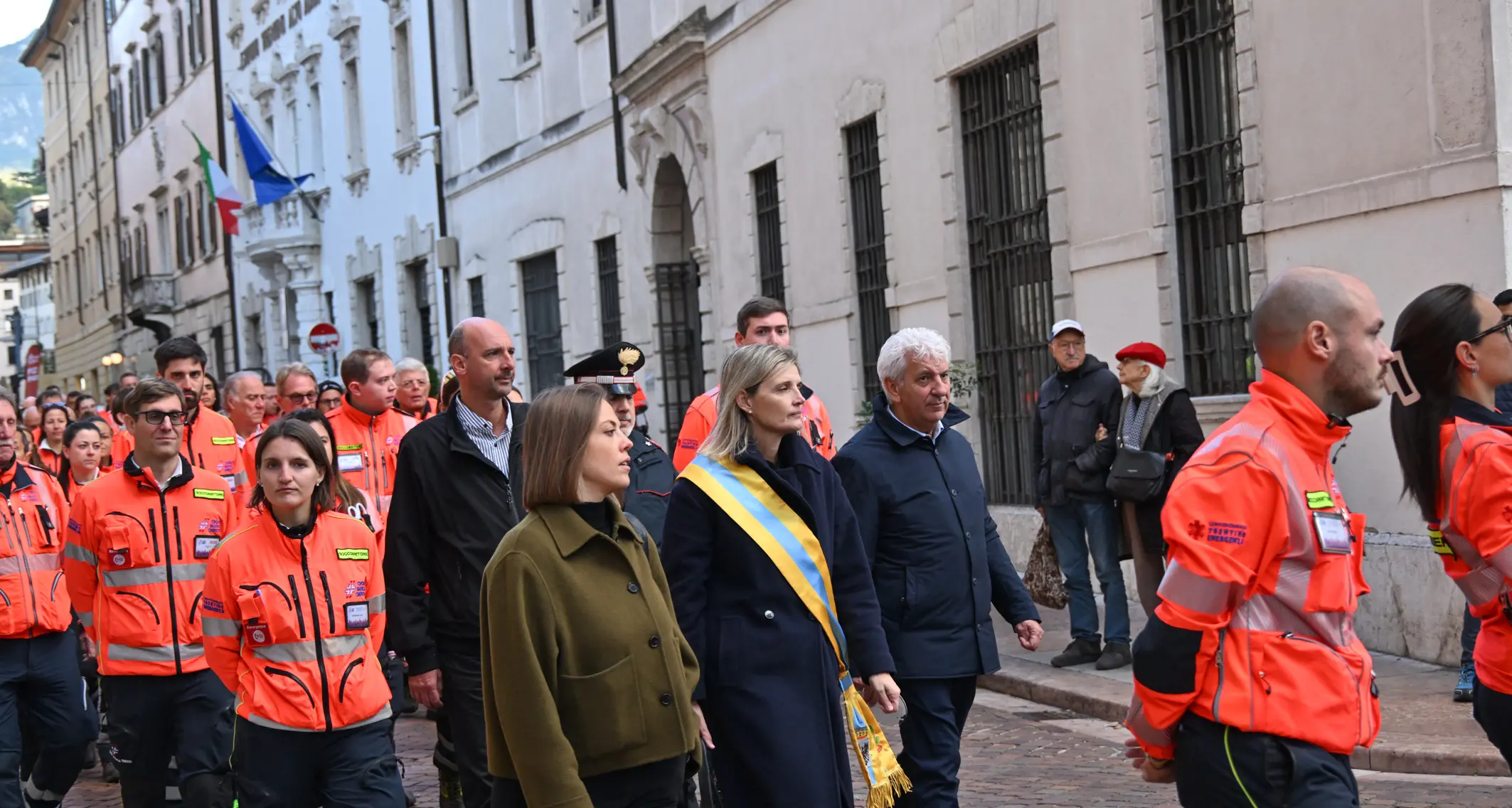 Croce Bianca, grande sfilata in centro a Trento per i 50 anni