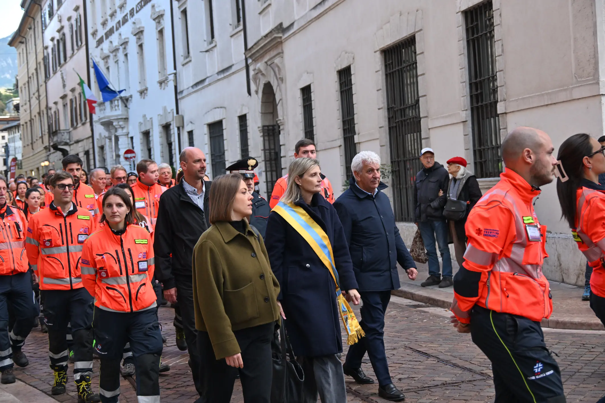 Croce Bianca, grande sfilata in centro a Trento per i 50 anni