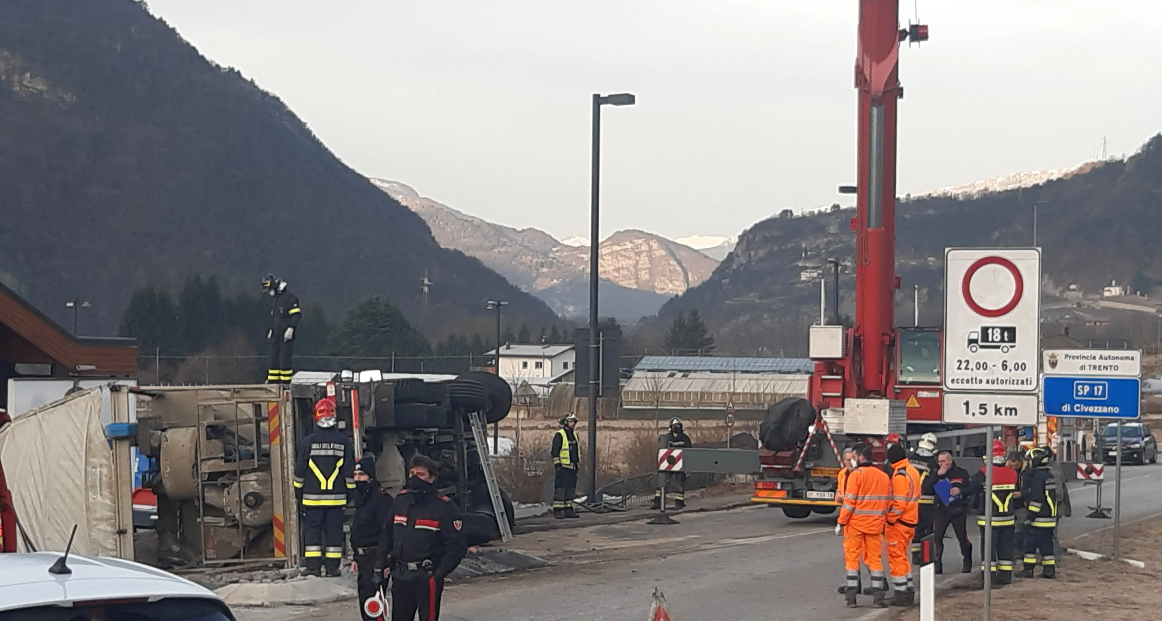 Svincolo di Civezzano, si ribalta un camion, traffico paralizzato, ferito l’autista cinquantenne