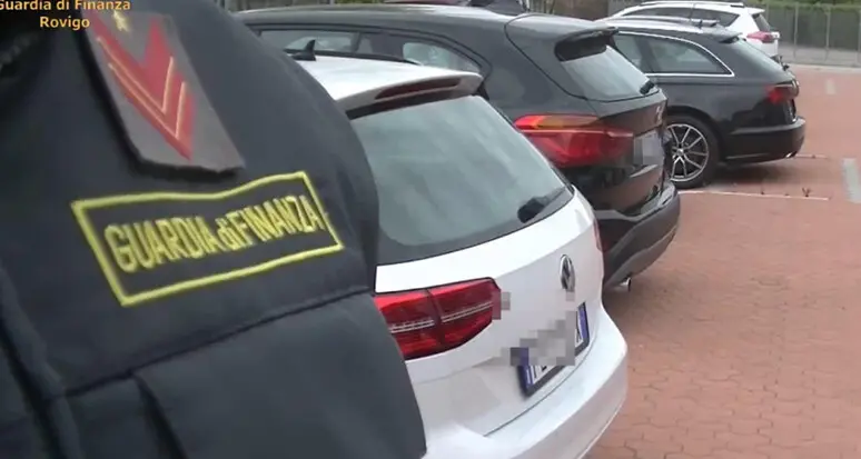 Minaccia l’amante: “Dirò alla tua famiglia che abbiamo avuto un rapporto sessuale”. Donna arrestata