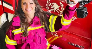 In Alto Adige le nuove divise dei pompieri: per le donne, in rosa fucsia