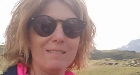 La madre naturale della donna malata di cancro accetta il prelievo di sangue