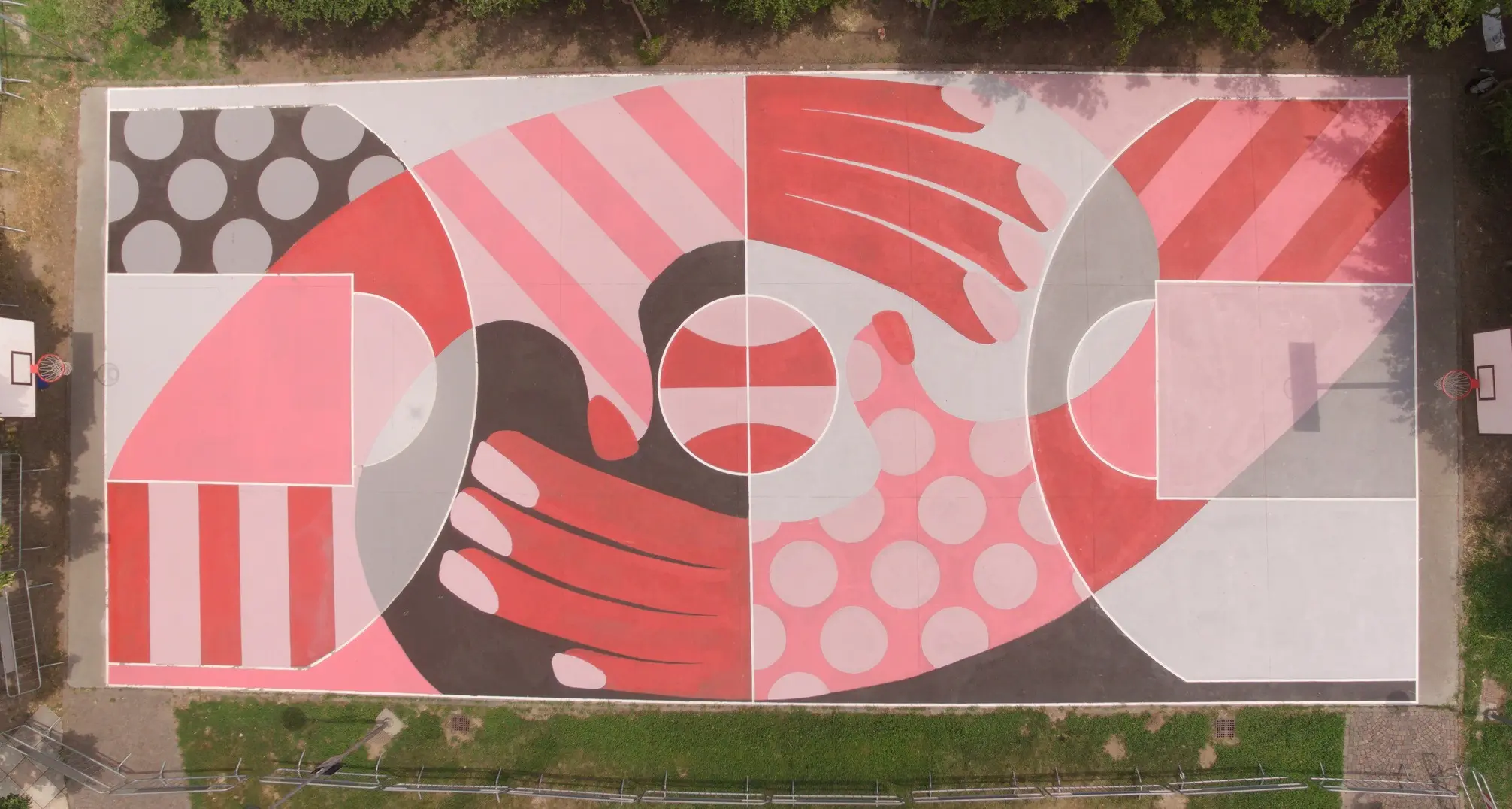 A Canova il nuovo campo da basket. Il più bello di tutto il Trentino, con l’idea dei bambini e la realizzazione di Alan Vitti, in arte Senkasemak