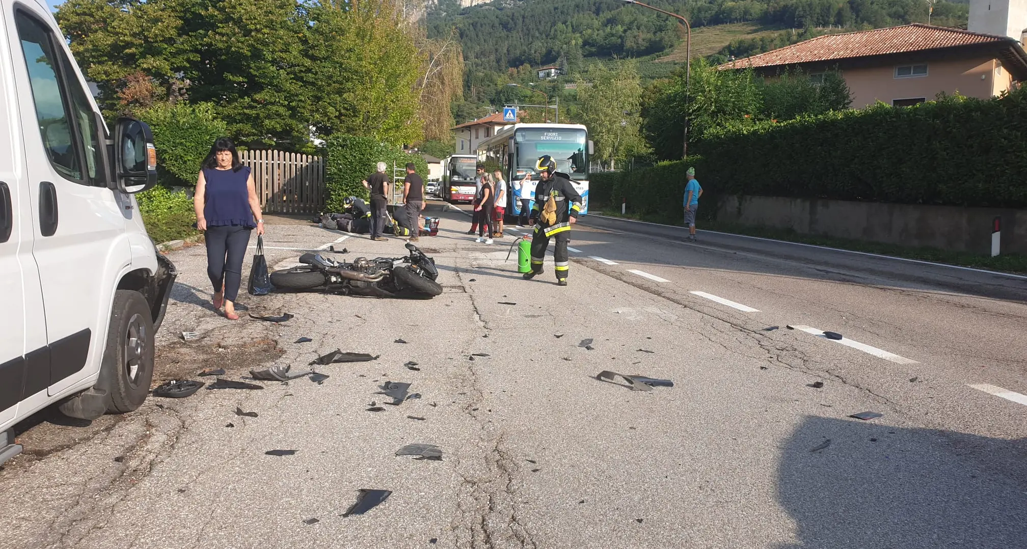 Schianto con la moto contro un furgoncino: grave un ragazzo a Vigolo Vattaro