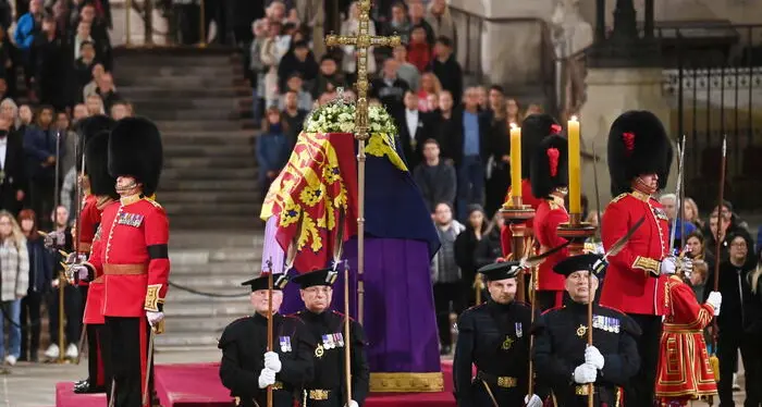 Regina Elisabetta, il mondo la saluta per l’ultima volta: oltre 4 miliardi di persone seguiranno i funerali