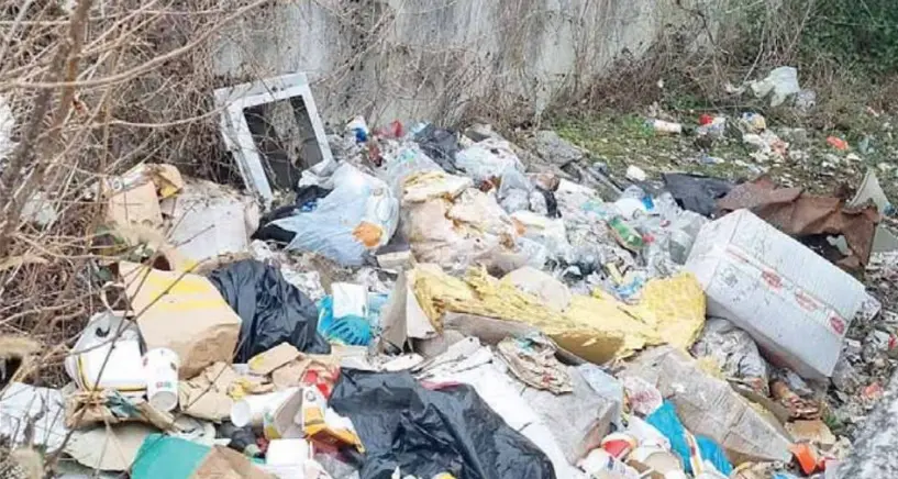 La discarica diffusa che fa arrabbiare: a Rovereto sud il turismo dell’immondizia