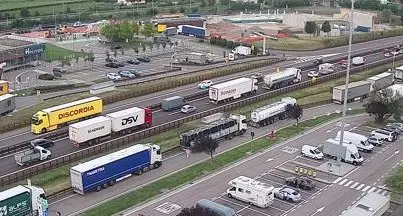 Traffico in tilt verso nord: schianto in A22 e lunghe code prima della protesta