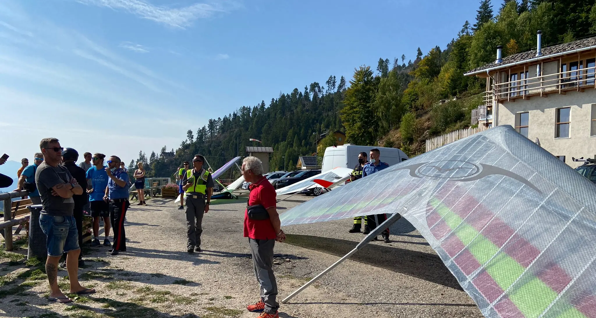 Allarme per un parapendio precipitato in Panarotta, ma il pilota era incolume nel bosco