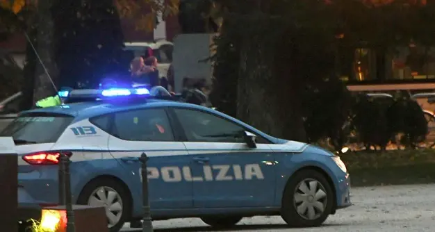 Scene da Far West in piazza Dante: bottigliate in testa a un giovane sull'autobus fra i passeggeri