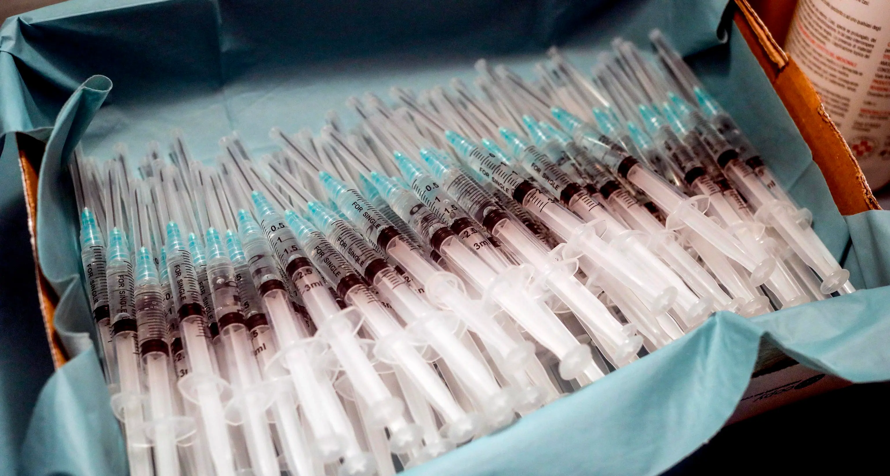 Dalle 18 le prenotazioni al Cup per la «Maratona vaccinale» delle terze dosi: ce la farà il sistema di appuntamenti online?