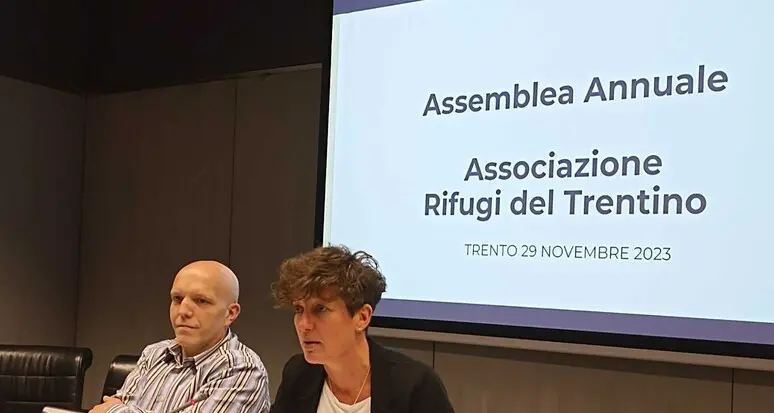 Rifugi trentini, boom di presenze a settembre e ottobre: «Ma ci serve supporto per acqua e smaltimento rifiuti»