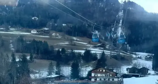 Overtourism: scritte «too much» («troppo») contro i turisti sulla neve all'Alpe di Siusi