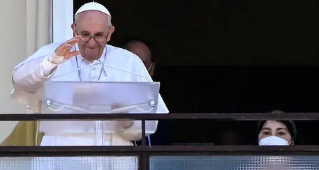 La rivelazione di papa Francesco: “Un infermiere mi ha salvato la vita”