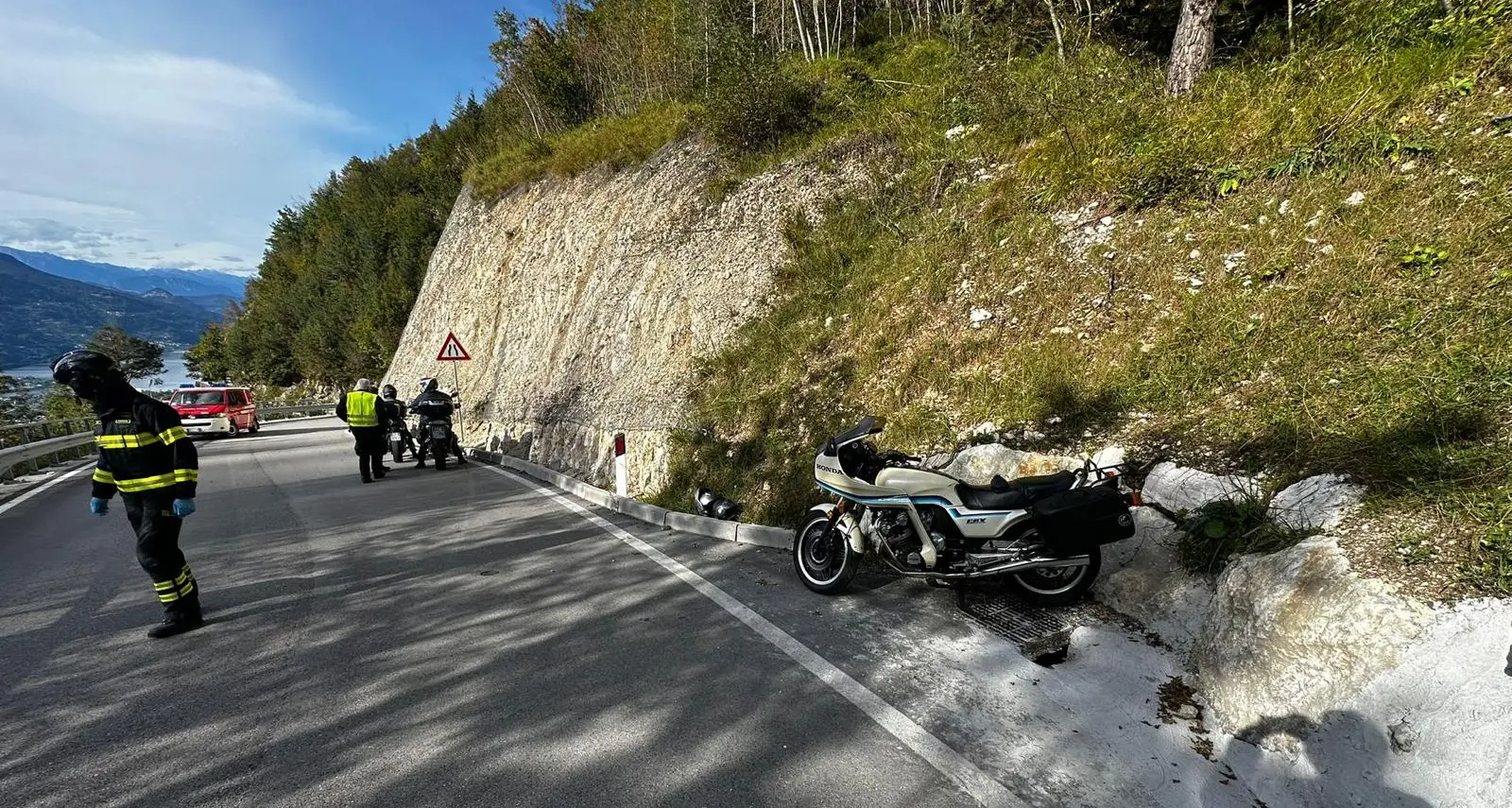 Cadono con la moto sulla strada del Menador, due persone ferite