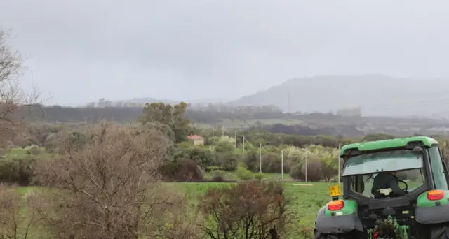 Incidenti lavoro: trattore si ribalta, un morto nel Comasco