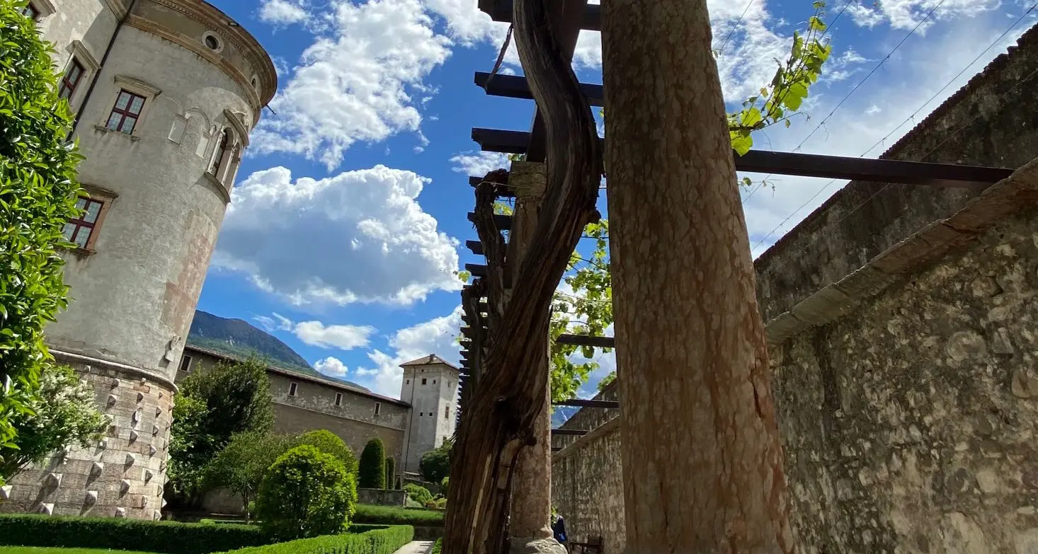Cantiere in via Bernardo Clesio? Niente paura, i pedoni potranno passare (gratis) dai giardini del Castello del Buonconsiglio