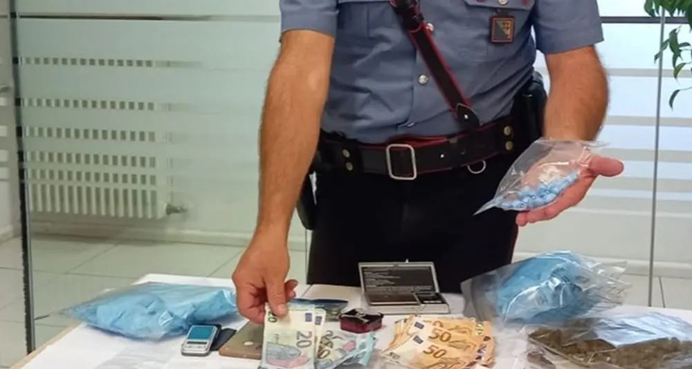 Droga a Trento, i carabinieri arrestano uno spacciatore (e lo denunciano anche per stalking)