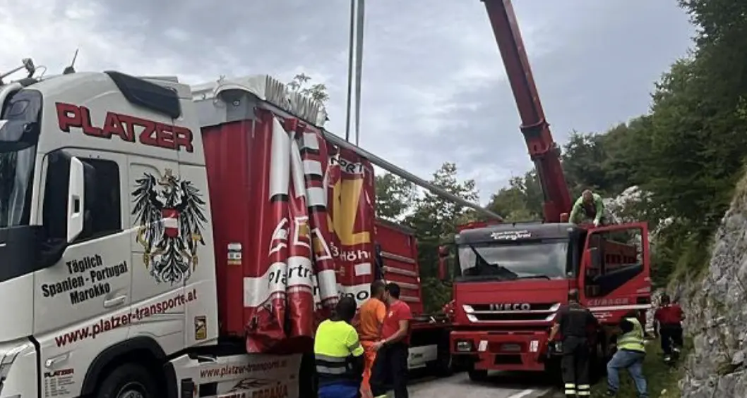 Camion incastrato sulla provinciale 211 tra Sega e Ala