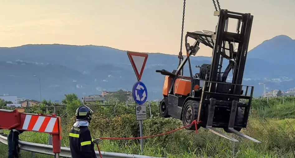 Nella rotatoria il camion perde un pesante muletto dal cassone: ore di lavoro per il recupero