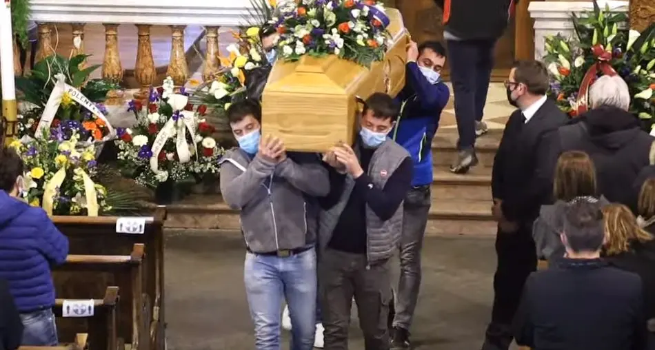 L’ultimo doloroso saluto a Tommaso Bazzoli, il gigante buono che se ne è andato a soli 30 anni
