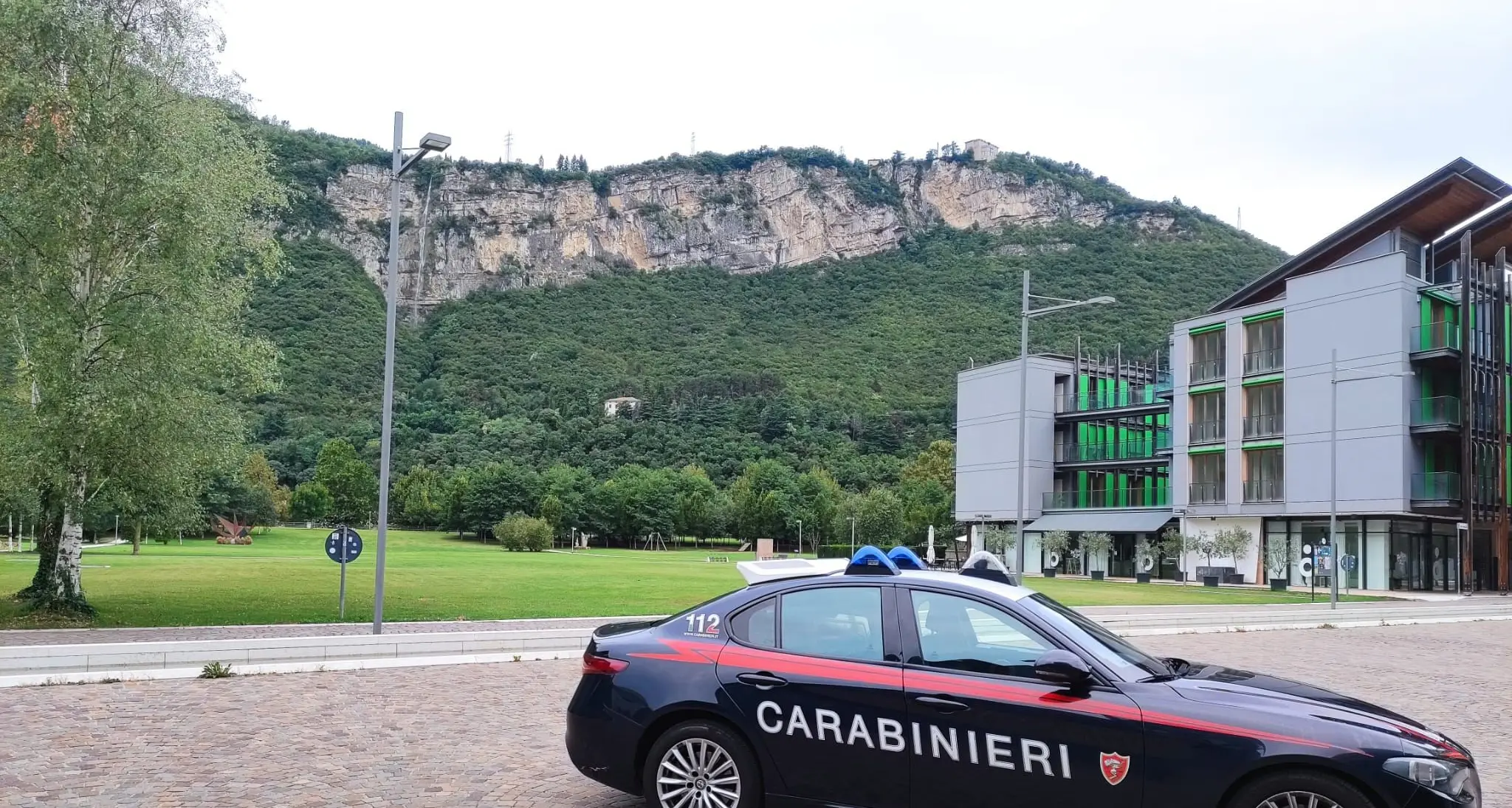 Tentata rapina alle Albere: le ruba un marsupio e la minaccia col coltello, arrestato