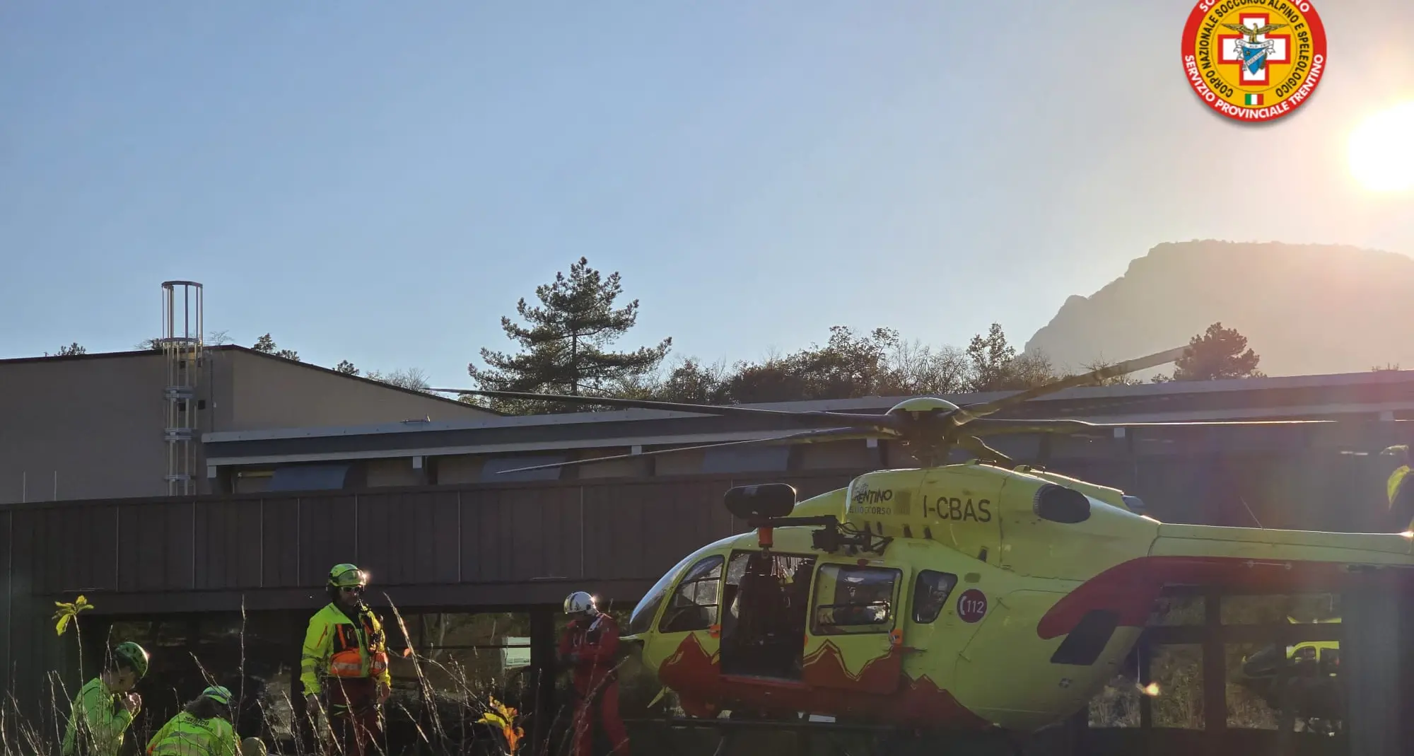 Santa Massenza, climber di 50 anni fa un volo di 15 metri e sbatte contro la roccia: portato al S.Chiara in elicottero