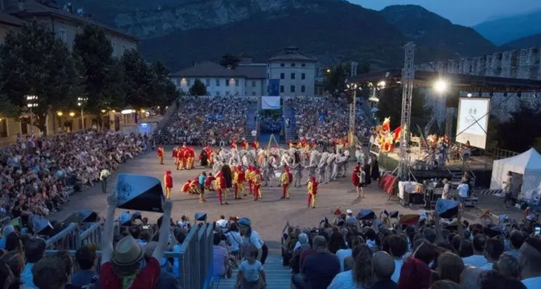 Feste vigiliane, scatta il divieto di vendita notturna di bevande in contenitori di vetro e lattine