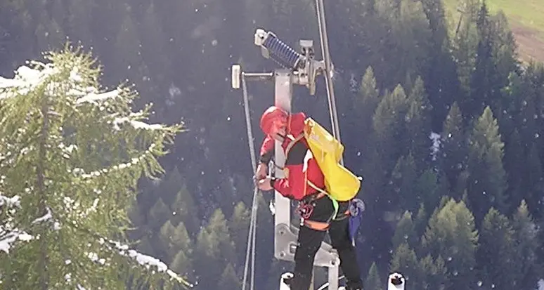 Funivia del Cermis bloccata, intervento di pompieri e Socorso Alpino per gli sciatori bloccati nelle cabine
