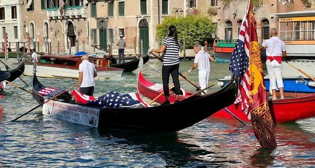 11 settembre: corteo dei gondolieri in Canal Grande Venezia