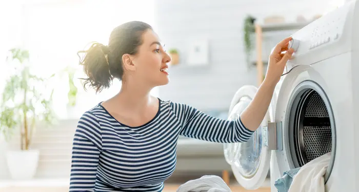 Il \"vangelo\" del bucato: ecco come farlo meglio, più ecologicamente, ed i miti da sfatare (l’esperto dice: fatelo di meno)
